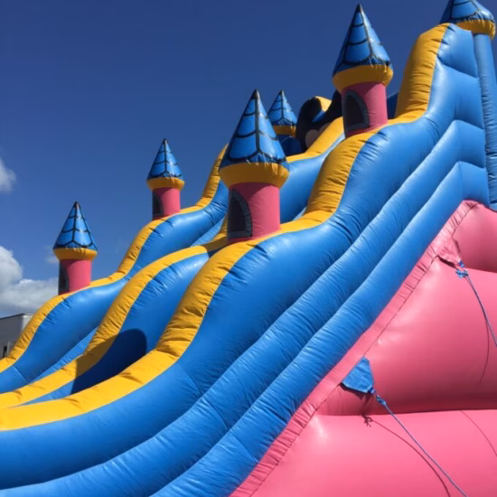 Een kleurrijk opblaasbaar springkussen met meerdere glijbanen voor recreatief gebruik.