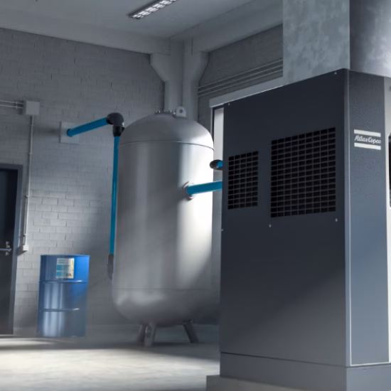 Een persluchtcompressor en opslagtank vormen onderdeel van een industriële persluchtinstallatie.