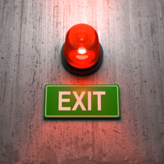 Een nooduitgangbord met sirenelicht voor signalering bij evacuatiesituaties.