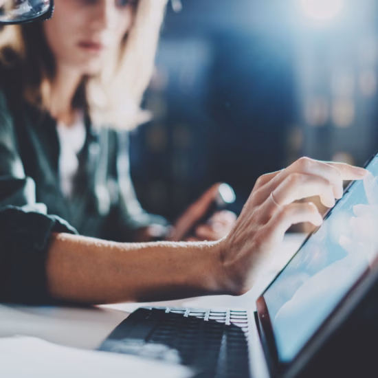 Professionals analyseren gegevens op een digitaal dashboard voor monitoring, dataverzameling en datagedreven besluitvorming.