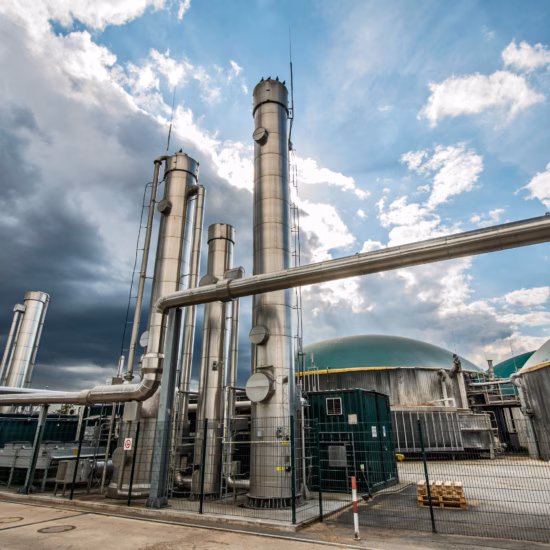 Leidingen, opslagtanks en procesinstallaties maken deel uit van een industriële biogasinstallatie.