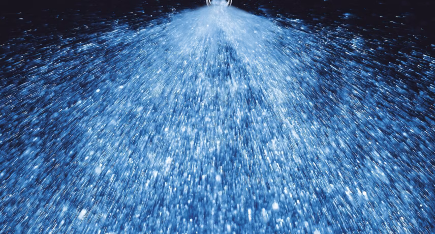 Een sprinklerkop sproeit water als onderdeel van een automatische brandbeveiligingsinstallatie.