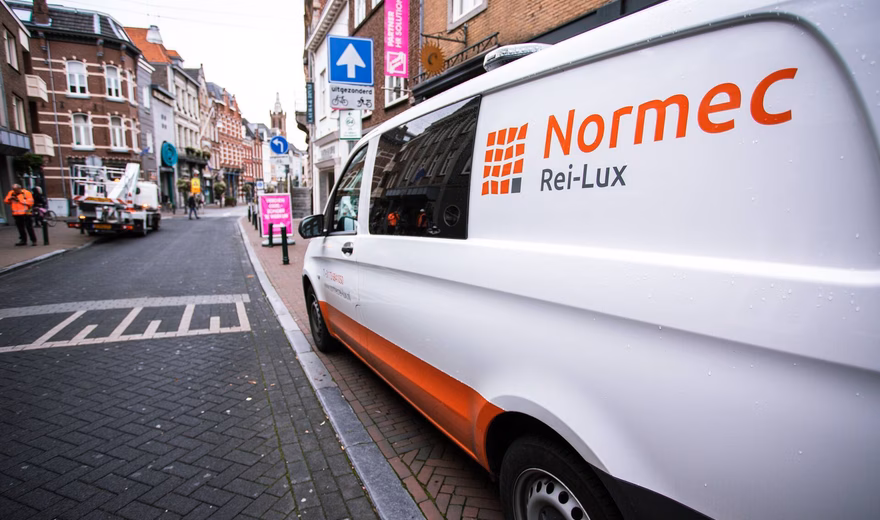 Normec Rei-Lux-Servicebus, der während der Arbeiten vor Ort in einer Stadtstraße geparkt ist.