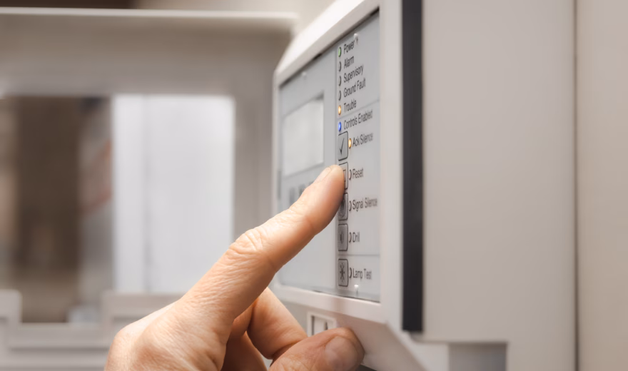Une personne utilise l'écran tactile d'un équipement de laboratoire pour configurer ou surveiller un processus d'analyse.