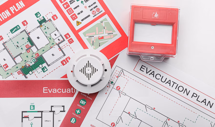 Détecteurs de fumée, déclencheurs manuels d'alarme incendie et plans d'évacuation pour la sécurité incendie et les procédures d'urgence dans les bâtiments.