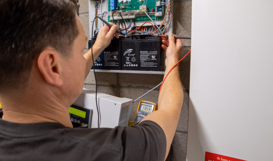 Expert die een brandveiligheidsinspectie uitvoert met behulp van een VDS-inspectie voor het controleren van de brandveiligheid in een gebouw.