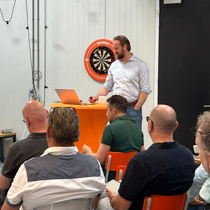 A speaker is giving a presentation to visitors during a knowledge event.
