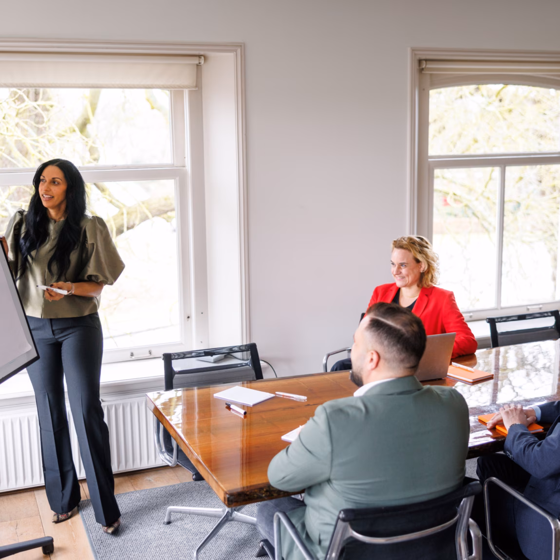 Teamoverleg in een kantoorruimte waarbij een presentatie over de WTTA wordt gegeven aan collega’s.