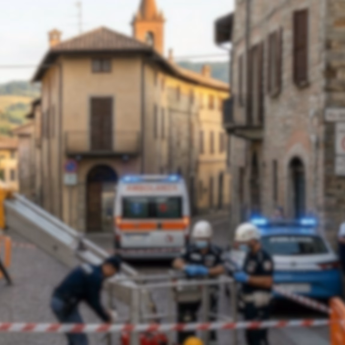 Einsatzfahrzeuge und Einsatzkräfte sind in einer abgesperrten städtischen Straße im Einsatz und veranschaulichen dabei Maßnahmen zur öffentlichen Sicherheit, das Vorfallmanagement, die Koordination der Rettungsdienste, die Risikobewertung sowie schnelle Einsatzmaßnahmen im städtischen Umfeld.