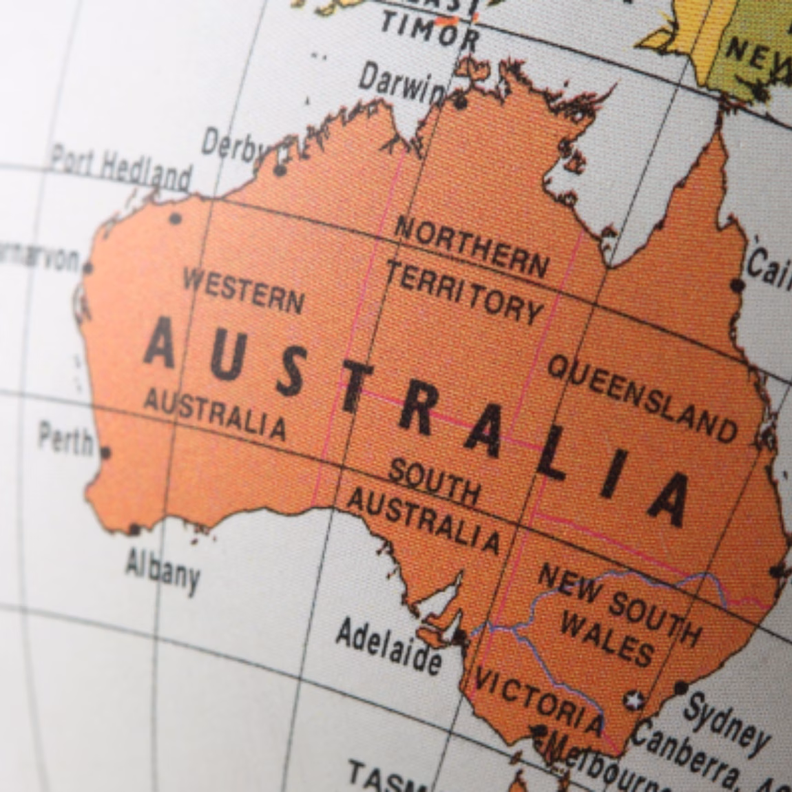 Nahaufnahme einer Weltkarte mit hervorgehobenen Darstellungen von Australien sowie dessen Bundesstaaten und Territorien, die den internationalen Marktzugang, die Einhaltung gesetzlicher Vorschriften, Handelsmöglichkeiten, Produktzertifizierung und Unterstützung bei der Geschäftsexpansion für Unternehmen veranschaulicht, die auf dem australischen Markt tätig sind.