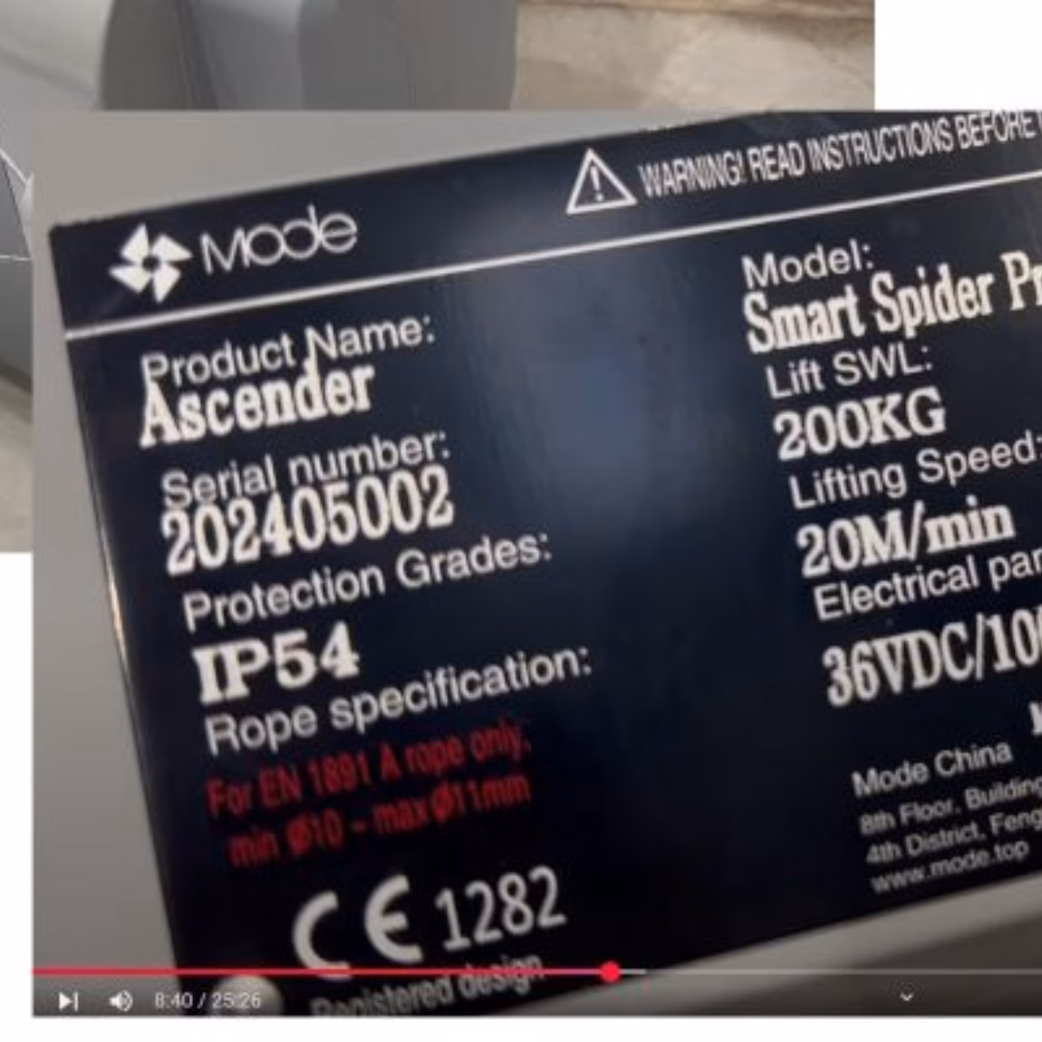 Nahaufnahme eines Produktkennzeichnungsetiketts an einer Industrieanlage, das technische Spezifikationen, die Schutzart IP54, die Tragkraft, die Seriennummer und die CE-Kennzeichnung zeigt und damit die Rückverfolgbarkeit des Produkts, die Einhaltung gesetzlicher Vorschriften, Zertifizierungsanforderungen sowie die Qualitätssicherung für Industrie- und Hebezeuge verdeutlicht.