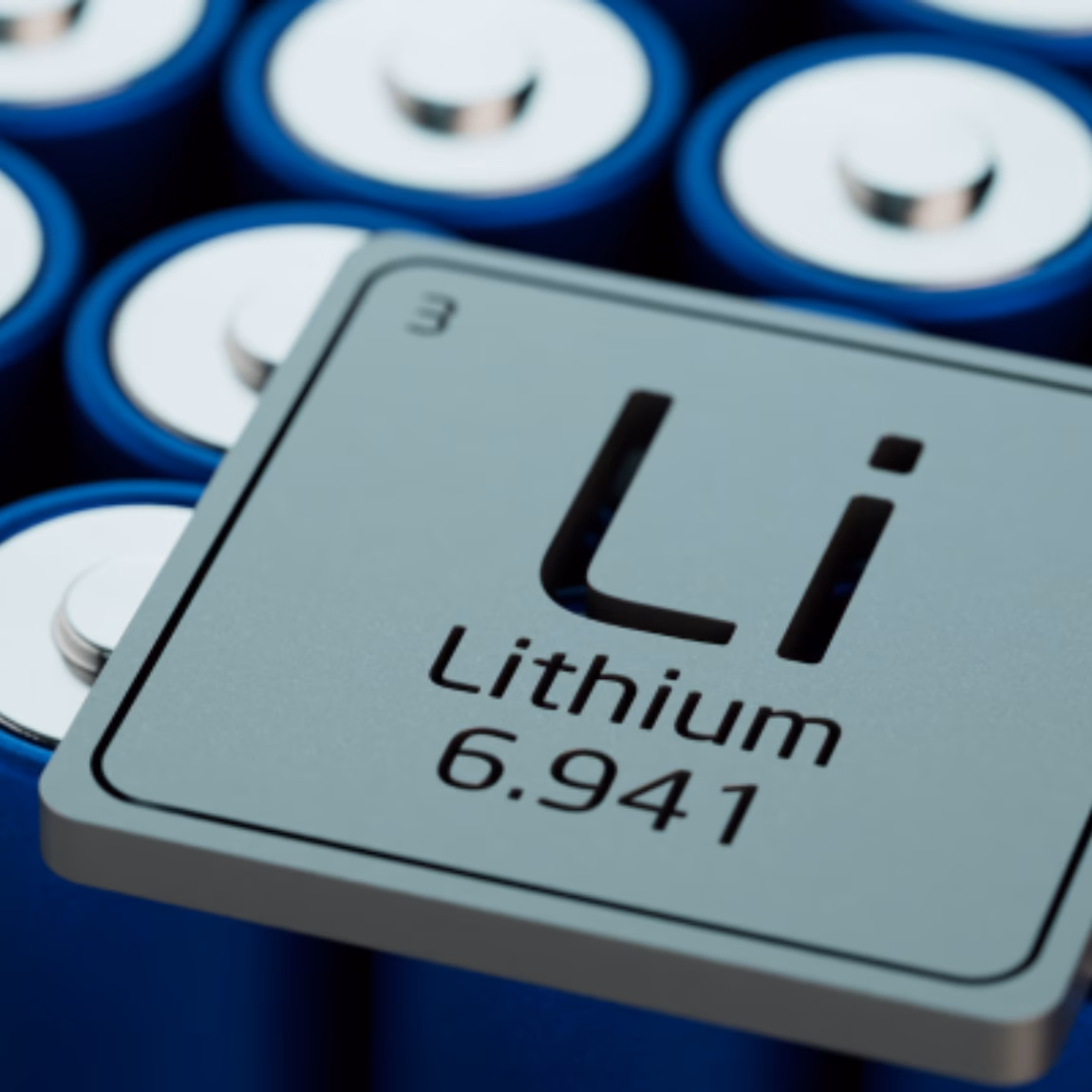 Nahaufnahme von Lithium-Batteriezellen mit einem Lithium-Symbol im Vordergrund, die den Schwerpunkt auf Sicherheitsprüfungen von Batterien, Energiespeichertechnologie, Einhaltung der Vorschriften für den Seetransport, Produktzertifizierung und Qualitätssicherung für lithiumbetriebene Geräte und Batteriesysteme legt.