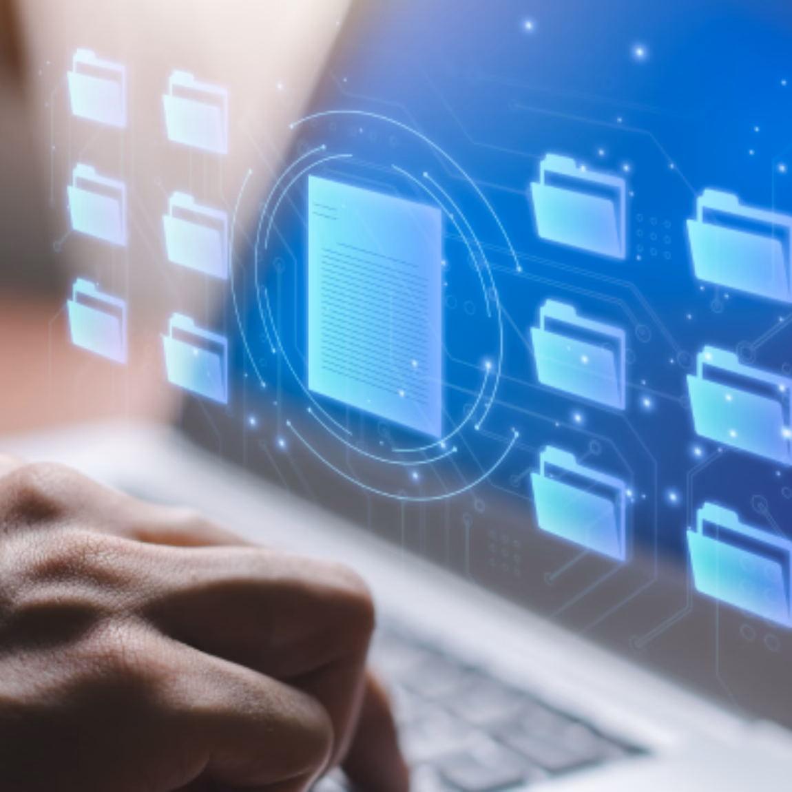 Ein Fachmann nutzt einen Laptop, auf dessen Bildschirm eine Benutzeroberfläche für die digitale Dateiverwaltung mit verknüpften Ordnern und Dokumenten zu sehen ist. Im Vordergrund stehen dabei Dokumentenmanagement, sichere Datenspeicherung, Informations-Governance, digitale Transformation, Compliance-Management und der effiziente Zugriff auf Geschäftsunterlagen.