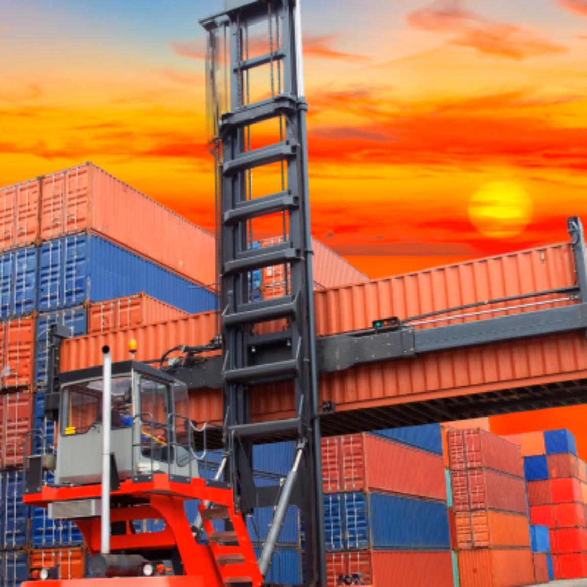 Ein Containerumschlagarbeiter ist bei Sonnenuntergang inmitten gestapelter Seecontainer an einem geschäftigen Hafenterminal im Einsatz, was die Bedeutung der internationalen Frachtlogistik, des Frachtumschlags, des Lieferkettenmanagements, des globalen Handels und effizienter Containertransportdienste verdeutlicht.
