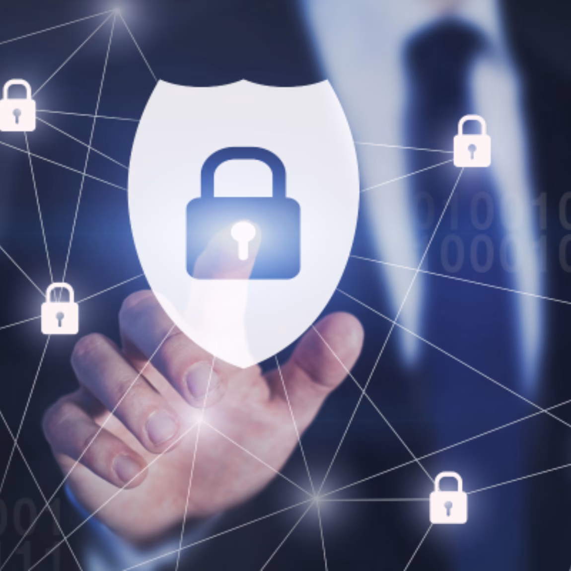Über einer verbundenen Netzwerkschnittstelle wird ein digitales Schutzschild mit einem Vorhängeschloss-Symbol angezeigt, das für Cybersicherheit, Datenschutz, Informationssicherheit, Risikomanagement, eine sichere digitale Infrastruktur sowie die Einhaltung von Datenschutz- und Sicherheitsstandards steht.