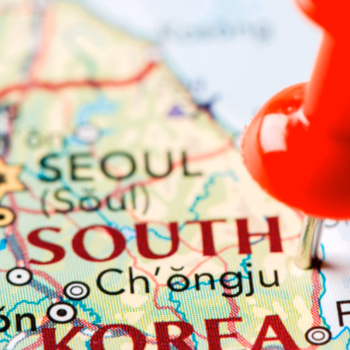 Nahaufnahme einer Karte von Südkorea mit einer roten Standortmarkierung, die ein bestimmtes Ziel kennzeichnet und den Marktzugang, die internationale Geschäftsexpansion, regulatorische Unterstützung, den Ausbau der Lieferkette sowie kommerzielle Chancen auf dem südkoreanischen Markt hervorhebt.