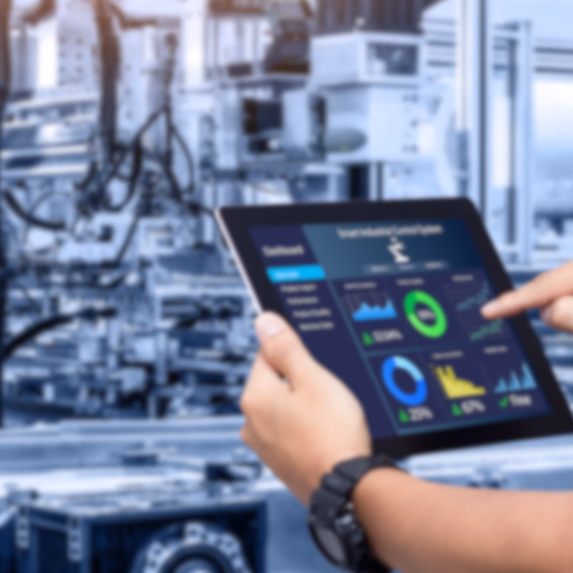 Ein Fachmann nutzt ein digitales Tablet, um Produktionsdaten und die Anlagenleistung in einer modernen Fertigungsanlage zu überwachen, wobei die Schwerpunkte auf intelligenter Fertigung, industrieller Automatisierung, Prozessoptimierung, Echtzeitanalysen und Qualitätskontrolle liegen.