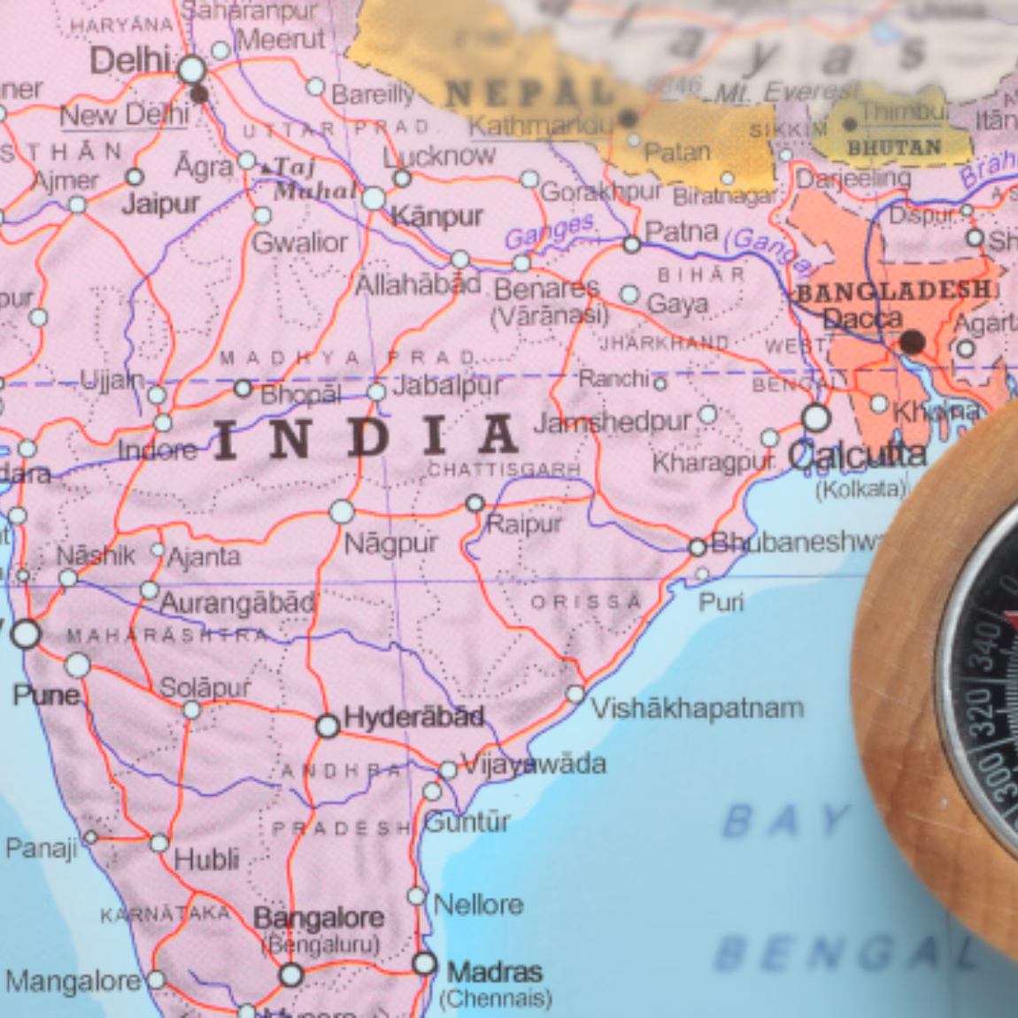 Eine Karte von Indien mit einem Navigationskompass, die den Marktzugang, den internationalen Handel, die rechtlichen Rahmenbedingungen, die Struktur der Lieferkette und die Möglichkeiten zur Geschäftsausweitung auf dem indischen Markt veranschaulicht.
