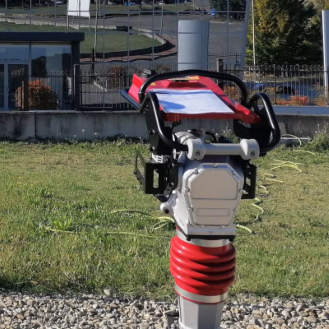 Ein tragbares Feldmessgerät wird im Freien, auf einer Baustelle oder an einem Teststandort eingesetzt, um geotechnische Untersuchungen, Bodenanalysen, Bodenverdichtungsprüfungen und die Qualitätssicherung im Rahmen von Infrastruktur- und Bauprojekten zu erleichtern.