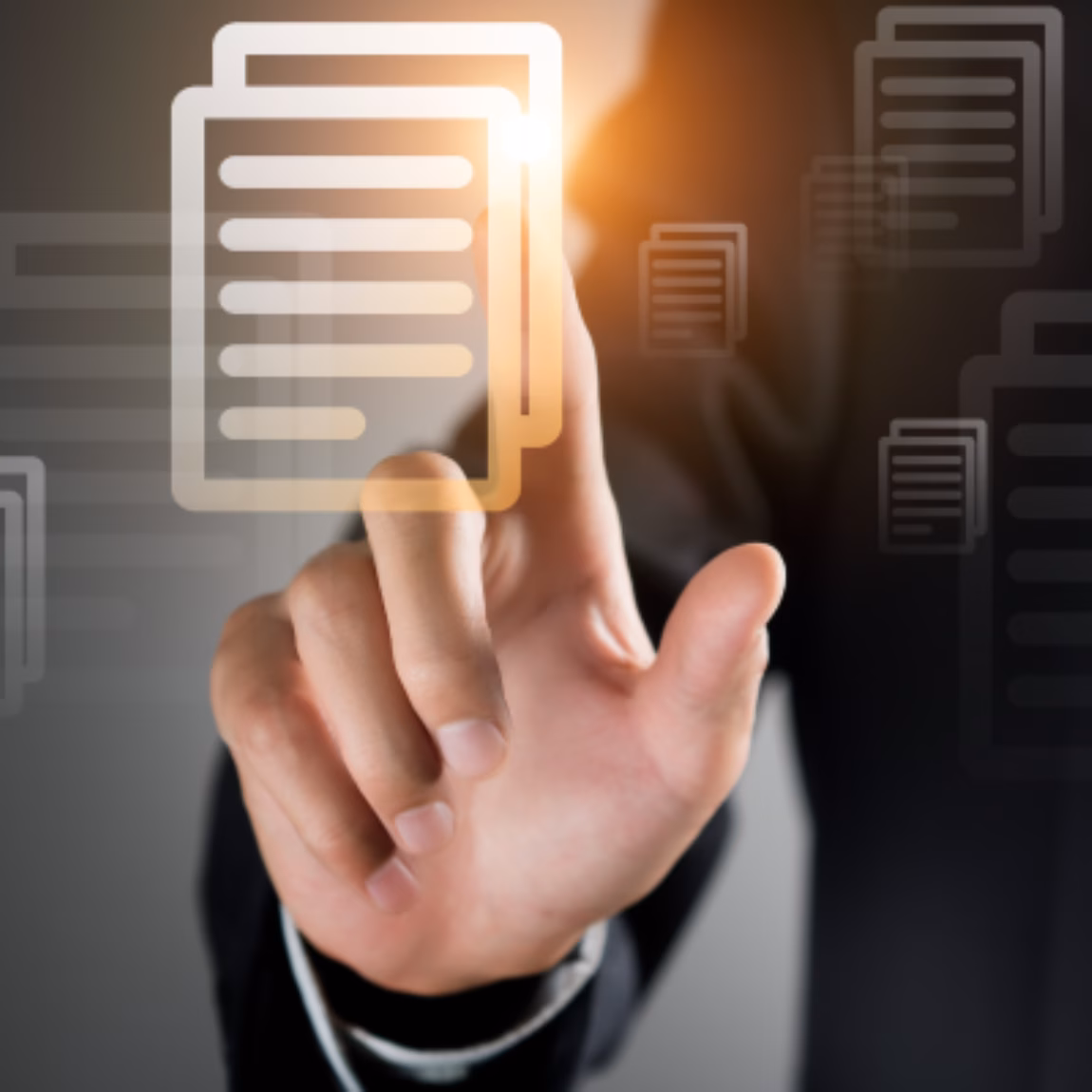 Un expert utilise une interface utilisateur spécialement conçue pour la gestion numérique des documents, qui affiche des fichiers électroniques. L'accent est mis sur la gestion des documents, la conformité réglementaire, la gestion de la qualité et le traitement efficace de l'information dans un environnement de travail moderne.