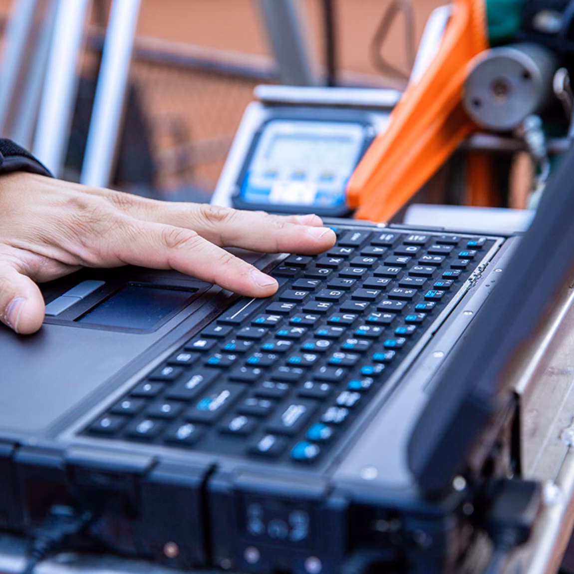 Un ordinateur portable est utilisé pour effectuer et consigner les opérations d'inspection technique sur site.