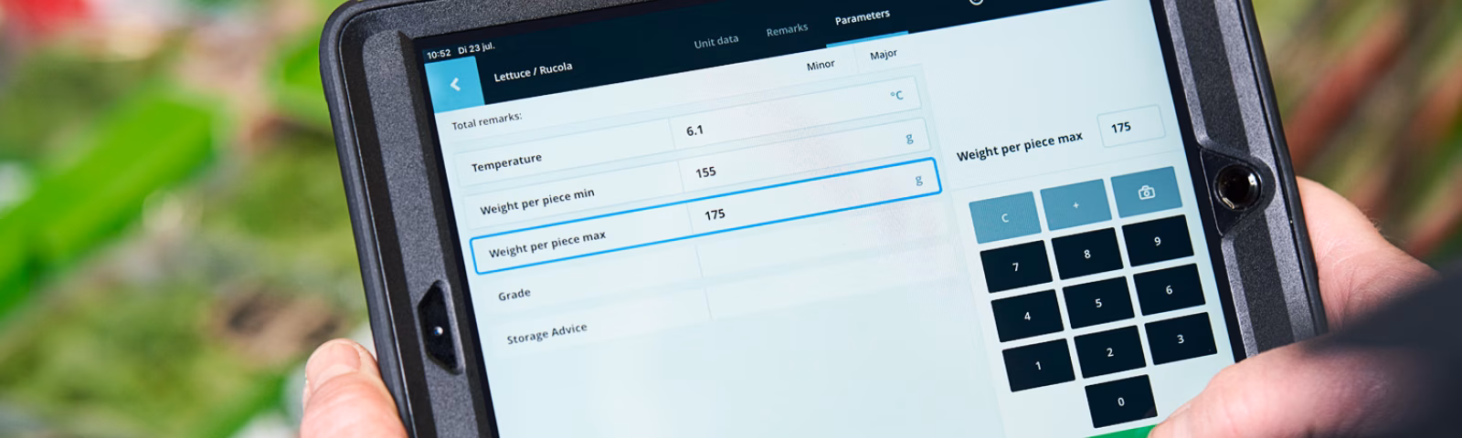 Een man gebruikt een iPad met kwaliteitscontrole (QC) software, terwijl hij gegevens controleert en analyseert.