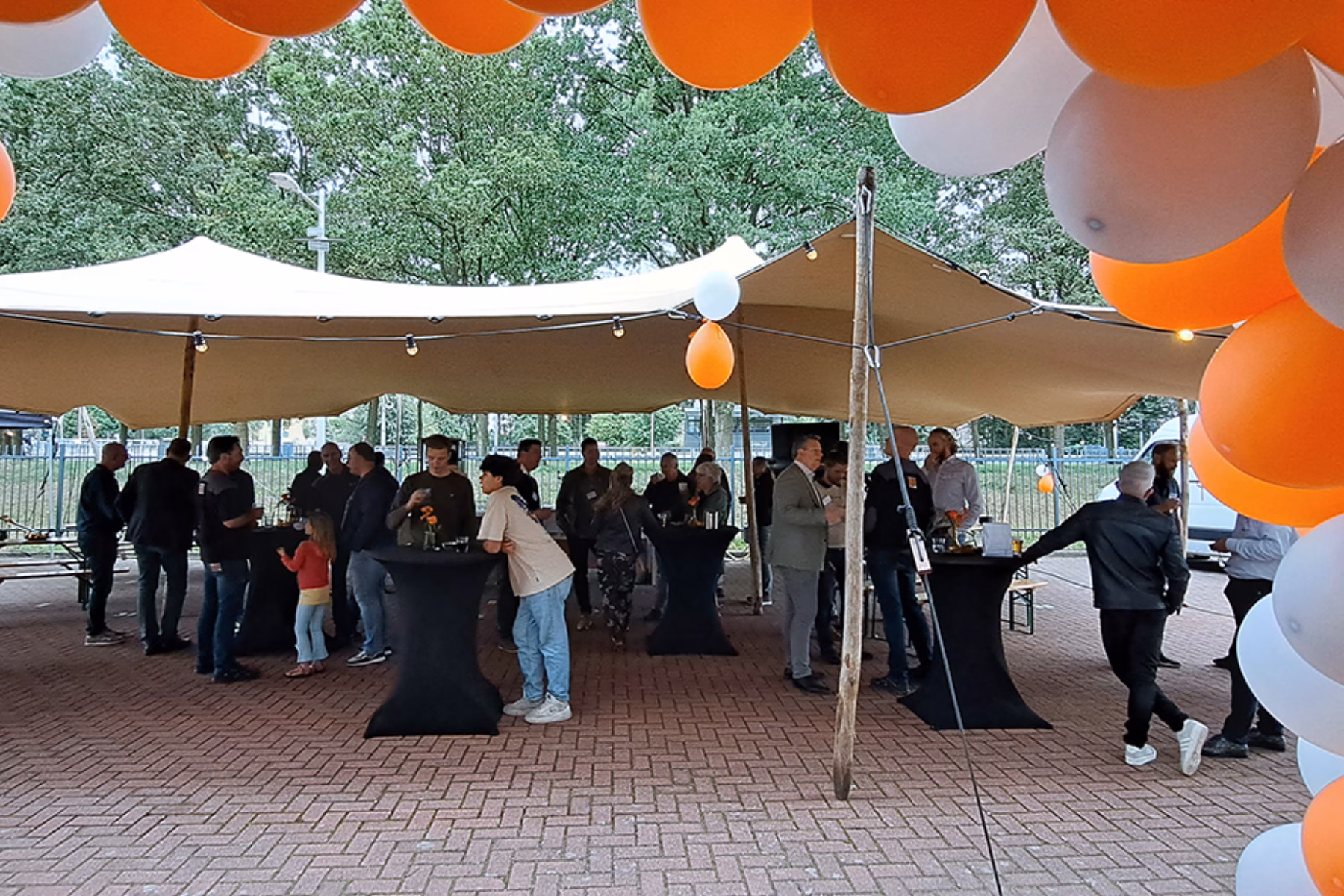 Ballonnenboog bij entree Normec Kalsbeek met medewerkers op de achtergrond