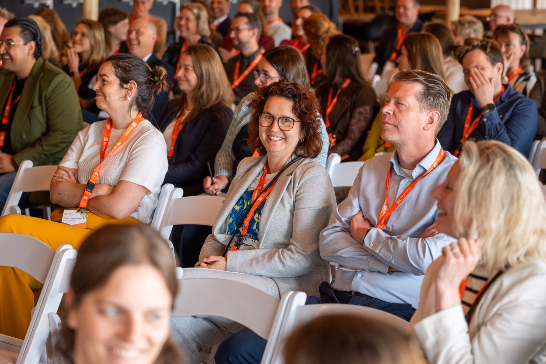 Die Teilnehmer verfolgen einen Vortrag im Rahmen einer Fachkonferenz, bei der der Wissensaustausch, Networking-Möglichkeiten, aktuelle regulatorische Entwicklungen, Fachwissen zur Qualitätssicherung sowie die Zusammenarbeit zwischen Fachleuten aus den Bereichen Prüfung, Inspektion, Zertifizierung und Compliance im Vordergrund stehen.