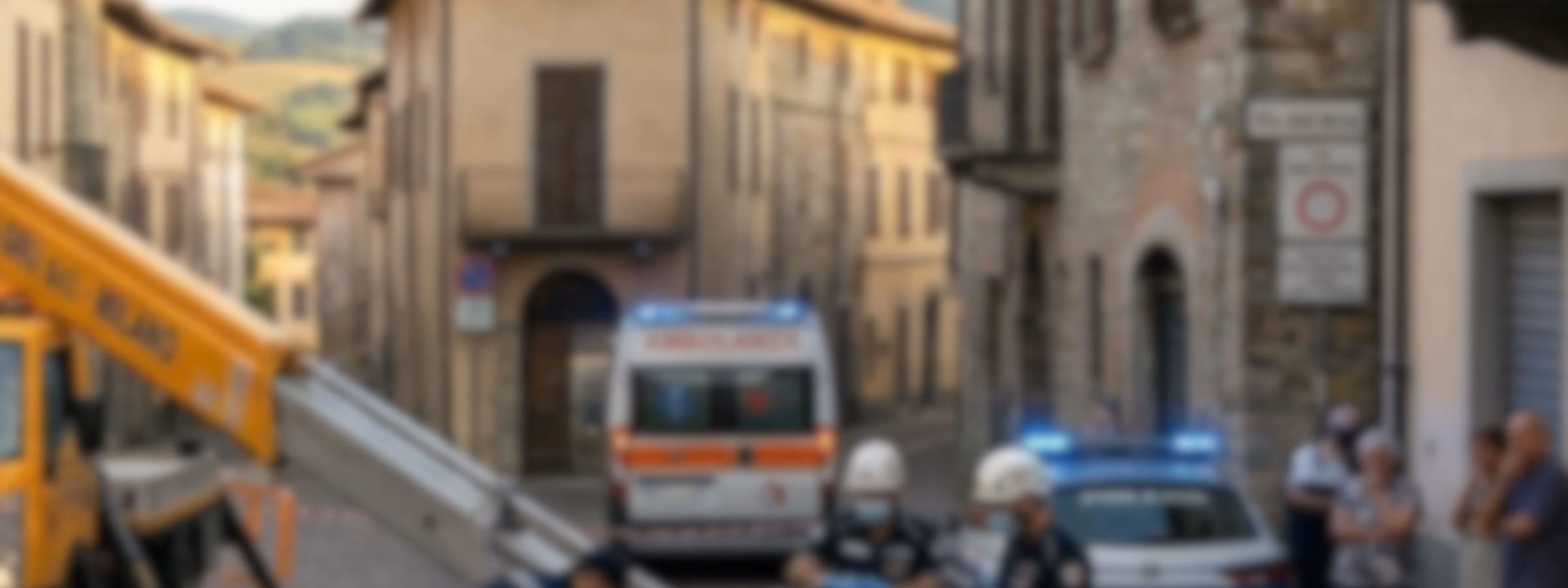 Einsatzfahrzeuge und Einsatzkräfte sind in einer abgesperrten städtischen Straße im Einsatz und veranschaulichen dabei Maßnahmen zur öffentlichen Sicherheit, das Vorfallmanagement, die Koordination der Rettungsdienste, die Risikobewertung sowie schnelle Einsatzmaßnahmen im städtischen Umfeld.