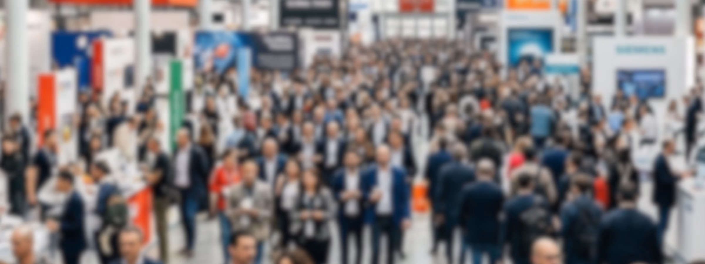 Eine große Zahl von Fachleuten besucht eine gut besuchte internationale Fachmesse in einer modernen Messehalle, bei der Branchenvernetzung, Geschäftsentwicklung, Innovation, Wissensaustausch und Zusammenarbeit in den Bereichen Prüfung, Inspektion, Zertifizierung und Konformität im Vordergrund stehen.