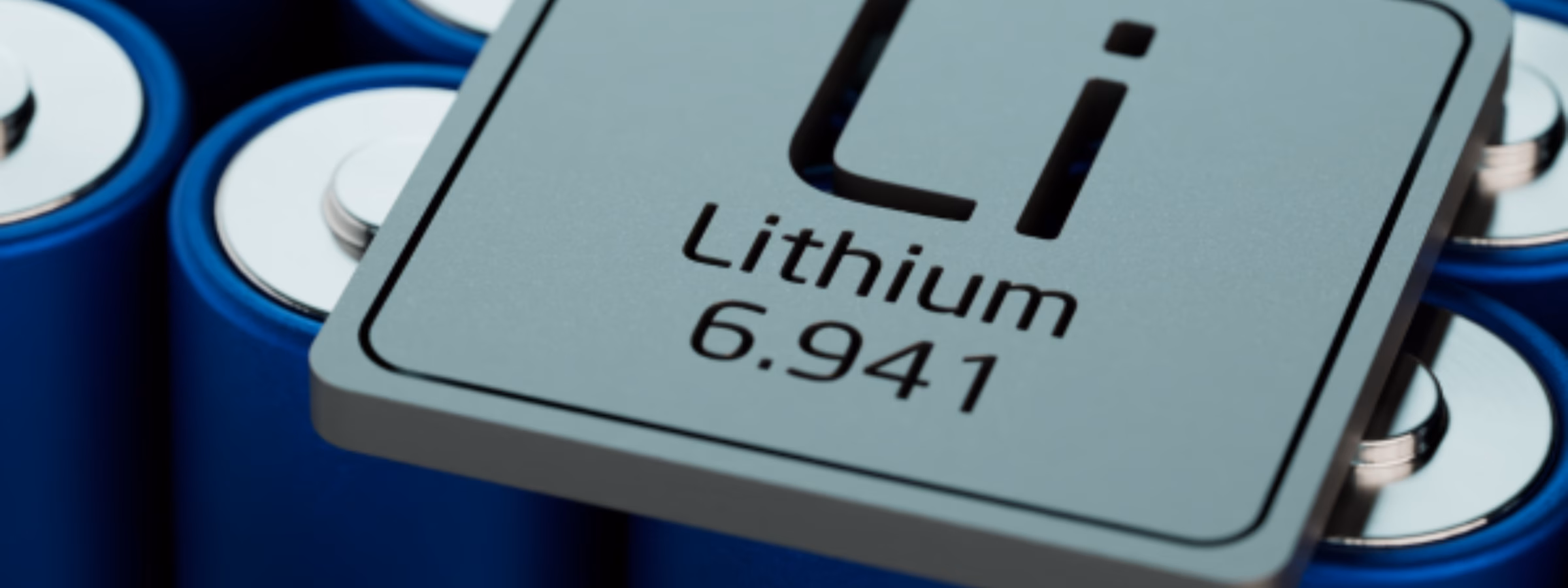Nahaufnahme von Lithium-Batteriezellen mit einem Lithium-Symbol im Vordergrund, die den Schwerpunkt auf Sicherheitsprüfungen von Batterien, Energiespeichertechnologie, Einhaltung der Vorschriften für den Seetransport, Produktzertifizierung und Qualitätssicherung für lithiumbetriebene Geräte und Batteriesysteme legt.