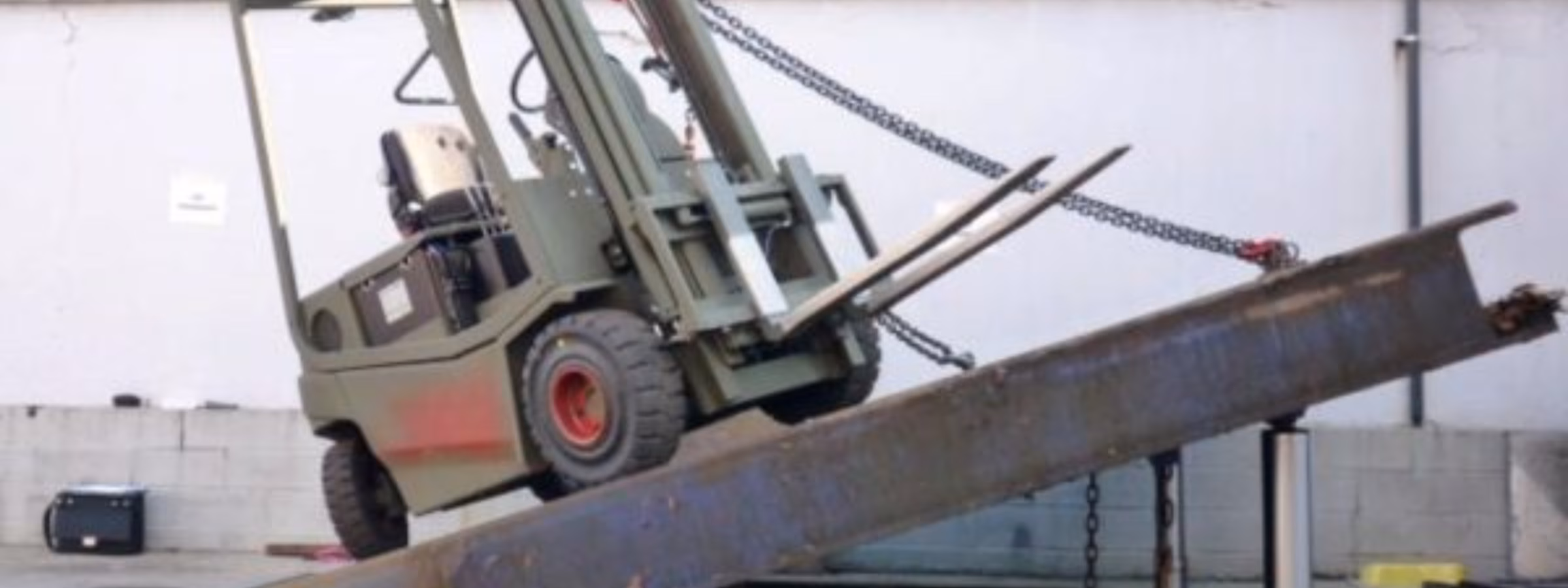 Ein Industriegabelstapler wird auf einer steilen, geneigten Plattform in einer kontrollierten Außenumgebung getestet, um die Stabilität der Ausrüstung, die Betriebssicherheit, die Leistung beim Lastumschlag, die Einhaltung gesetzlicher Vorschriften und die Qualitätssicherung für Materialumschlagmaschinen nachzuweisen.