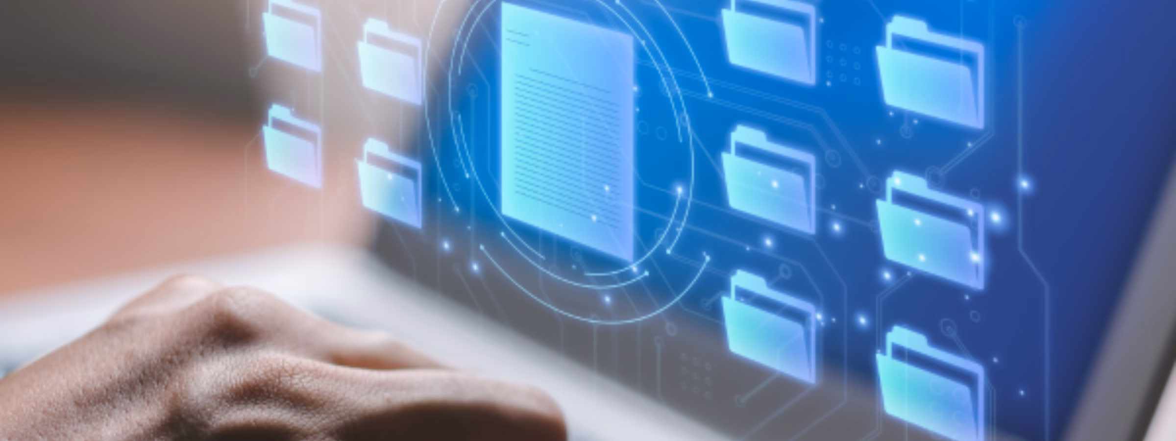 Ein Fachmann nutzt einen Laptop, auf dessen Bildschirm eine Benutzeroberfläche für die digitale Dateiverwaltung mit verknüpften Ordnern und Dokumenten zu sehen ist. Im Vordergrund stehen dabei Dokumentenmanagement, sichere Datenspeicherung, Informations-Governance, digitale Transformation, Compliance-Management und der effiziente Zugriff auf Geschäftsunterlagen.