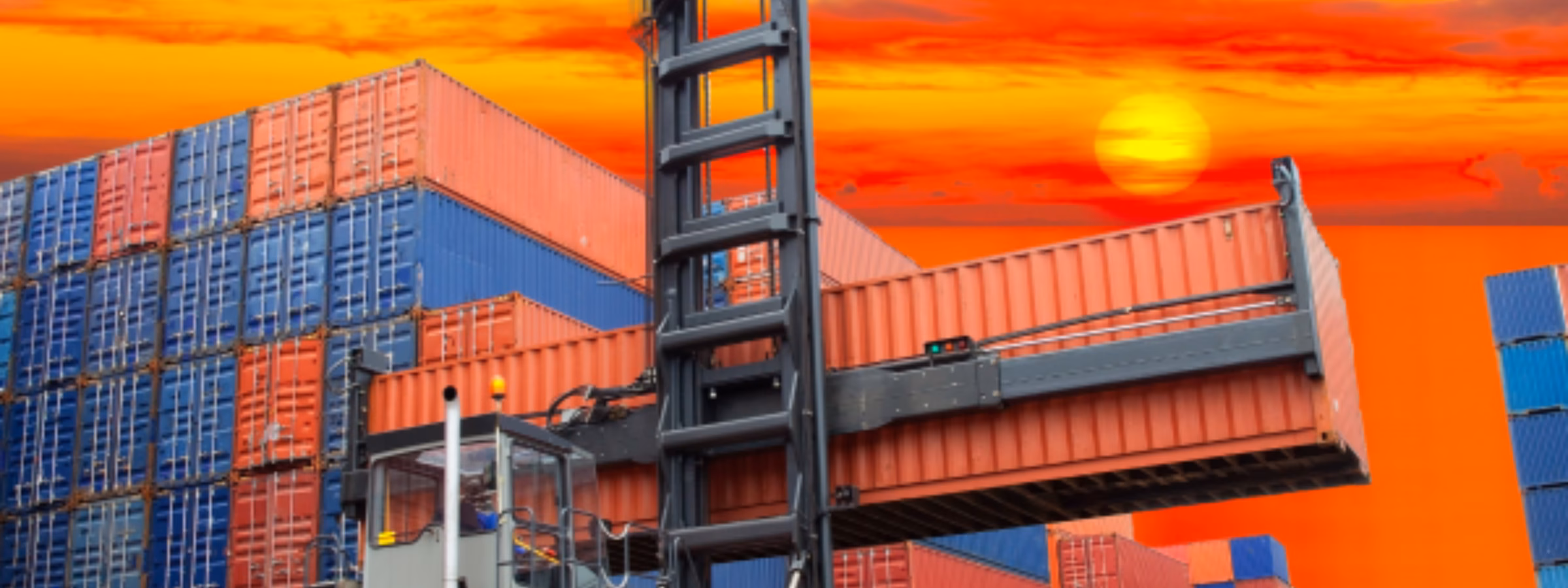 Ein Containerumschlagarbeiter ist bei Sonnenuntergang inmitten gestapelter Seecontainer an einem geschäftigen Hafenterminal im Einsatz, was die Bedeutung der internationalen Frachtlogistik, des Frachtumschlags, des Lieferkettenmanagements, des globalen Handels und effizienter Containertransportdienste verdeutlicht.