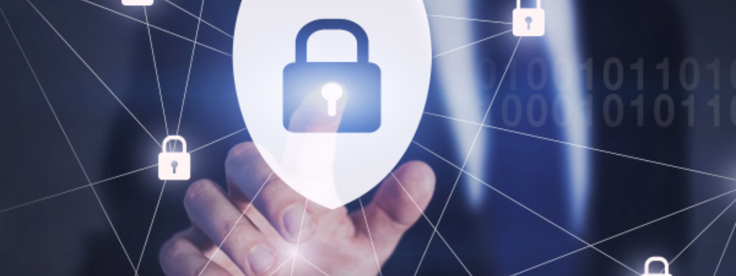 Über einer verbundenen Netzwerkschnittstelle wird ein digitales Schutzschild mit einem Vorhängeschloss-Symbol angezeigt, das für Cybersicherheit, Datenschutz, Informationssicherheit, Risikomanagement, eine sichere digitale Infrastruktur sowie die Einhaltung von Datenschutz- und Sicherheitsstandards steht.