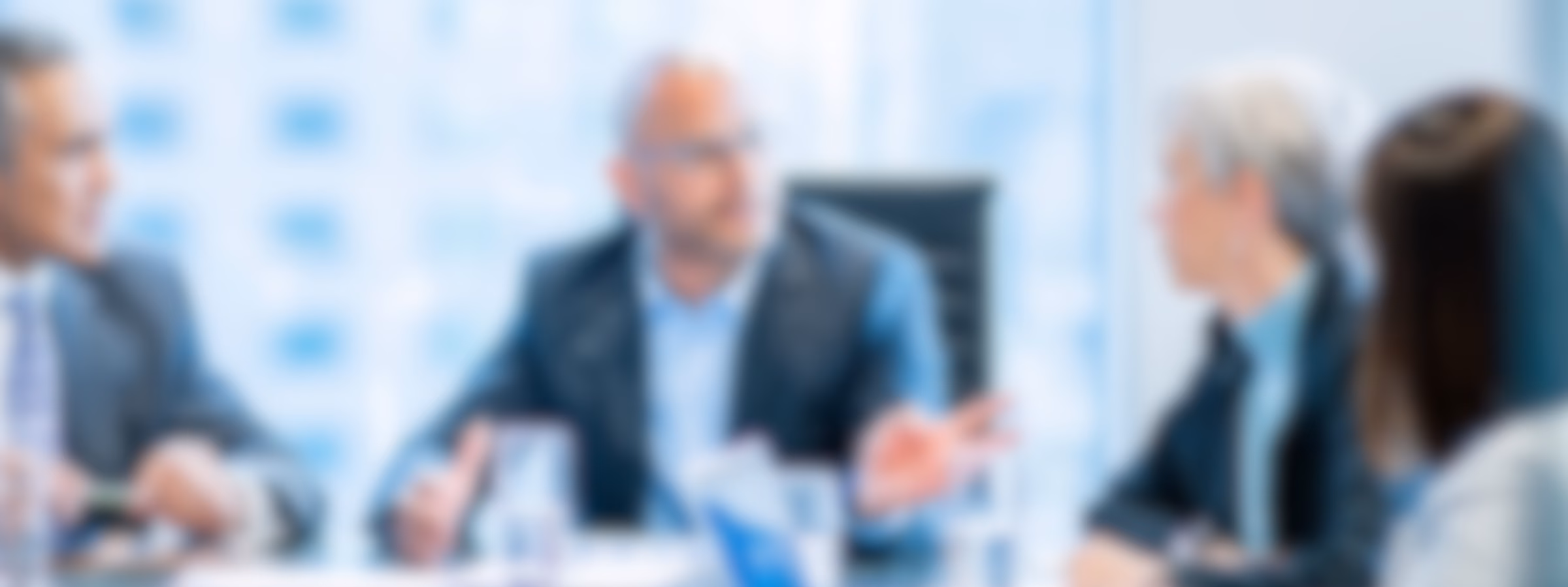 Geschäftsleute nehmen an einer Besprechung am Konferenztisch teil und diskutieren über Strategie, Leistung und Geschäftsziele. Dabei stehen die Zusammenarbeit der Führungskräfte, die Unternehmensführung, die Entscheidungsfindung und professionelle Beratungsdienstleistungen in einer modernen Büroumgebung im Vordergrund.