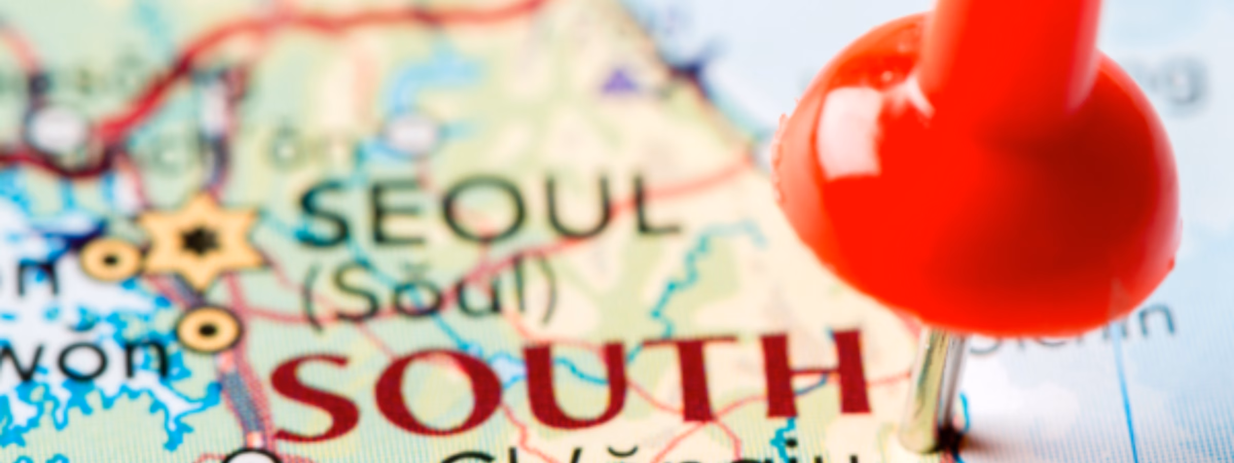 Nahaufnahme einer Karte von Südkorea mit einer roten Standortmarkierung, die ein bestimmtes Ziel kennzeichnet und den Marktzugang, die internationale Geschäftsexpansion, regulatorische Unterstützung, den Ausbau der Lieferkette sowie kommerzielle Chancen auf dem südkoreanischen Markt hervorhebt.