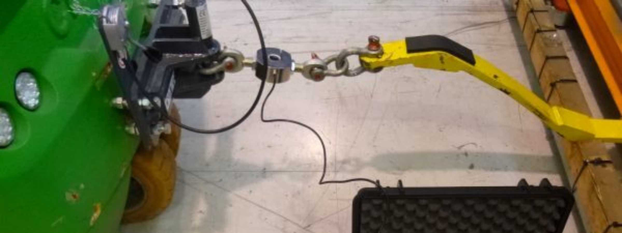 Tragbare Messgeräte, die bei Prüfungen vor Ort an Industriemaschinen angeschlossen werden, mit Schwerpunkt auf Feldinspektionen, Gerätediagnostik, Leistungsmessung, Qualitätssicherung und technischer Überprüfung in einem industriellen Umfeld.