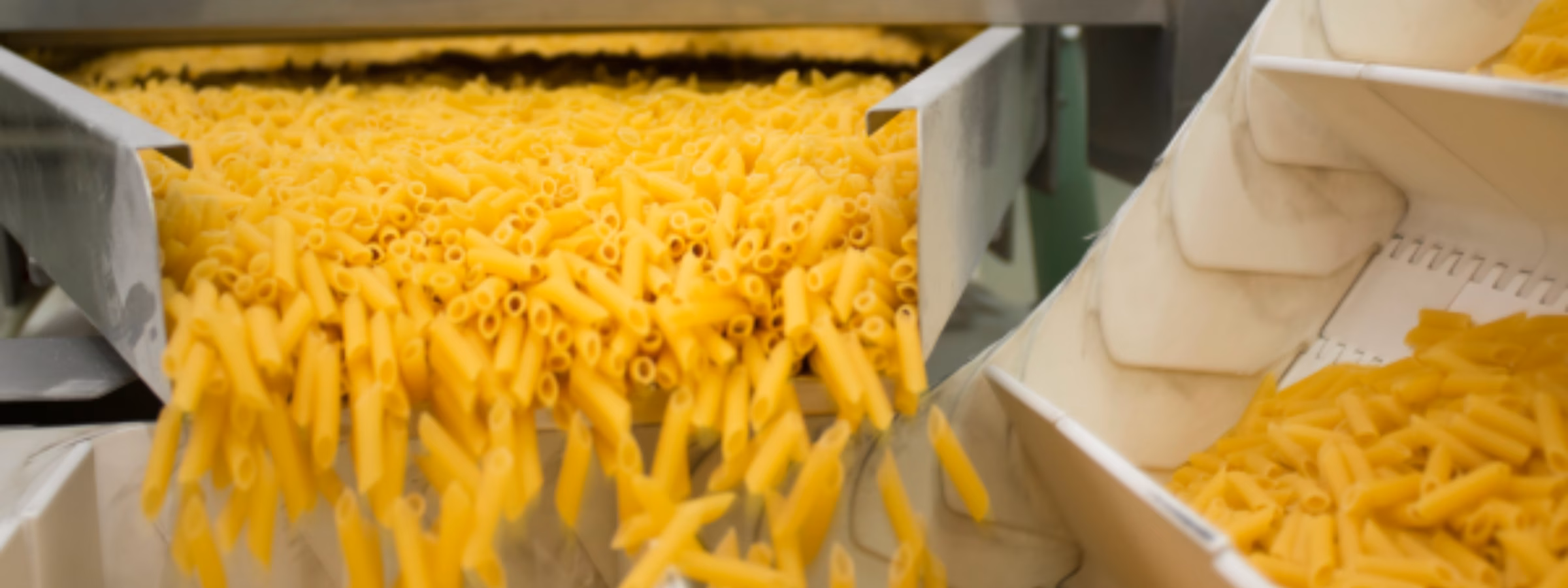 Pommes frites durchlaufen eine automatisierte Lebensmittelverarbeitungs- und Produktionslinie, die industrielle Lebensmittelherstellung, Qualitätskontrolle, effiziente Verarbeitungssysteme und eine Produktion mit hoher Kapazität in einer modernen Lebensmittelproduktionsanlage veranschaulicht.