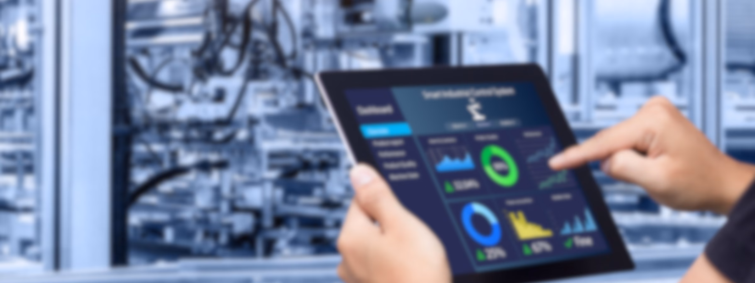 Ein Fachmann nutzt ein digitales Tablet, um Produktionsdaten und die Anlagenleistung in einer modernen Fertigungsanlage zu überwachen, wobei die Schwerpunkte auf intelligenter Fertigung, industrieller Automatisierung, Prozessoptimierung, Echtzeitanalysen und Qualitätskontrolle liegen.