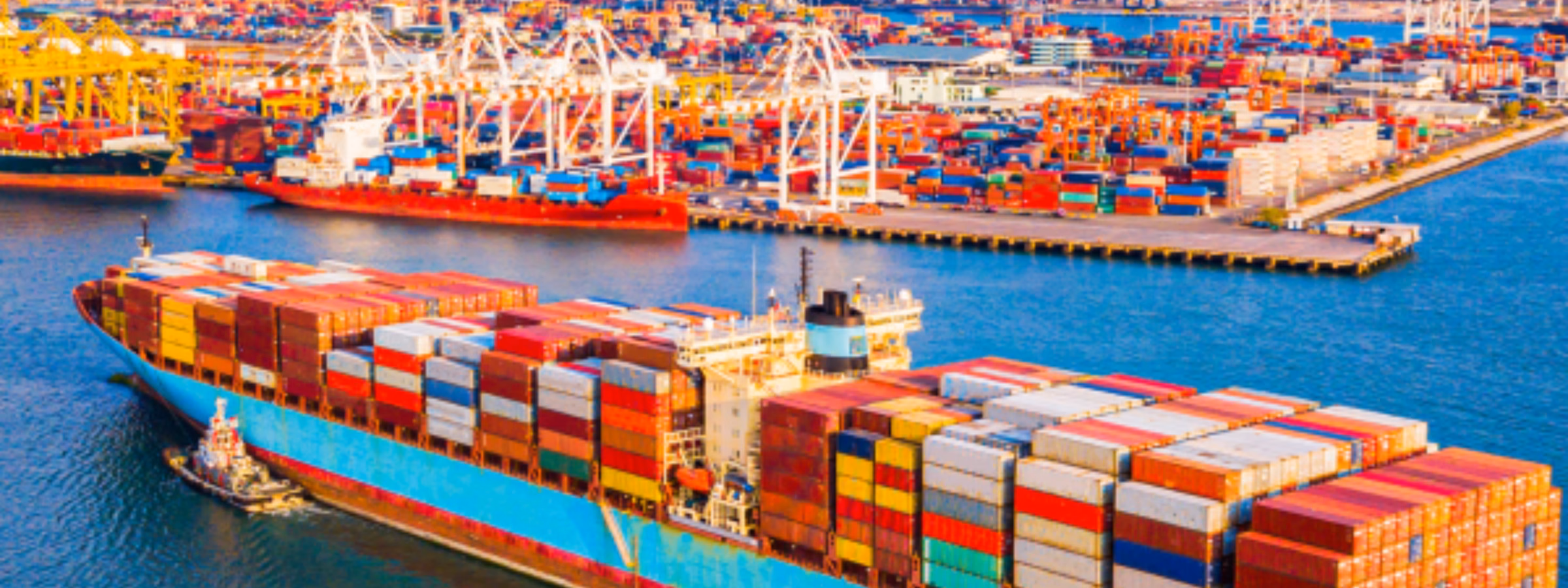 Ein großes Containerschiff, beladen mit bunten Containern, fährt durch einen geschäftigen Handelshafen und veranschaulicht damit den globalen Handel, die internationale Logistik, das Lieferkettenmanagement und die Seetransportdienstleistungen.