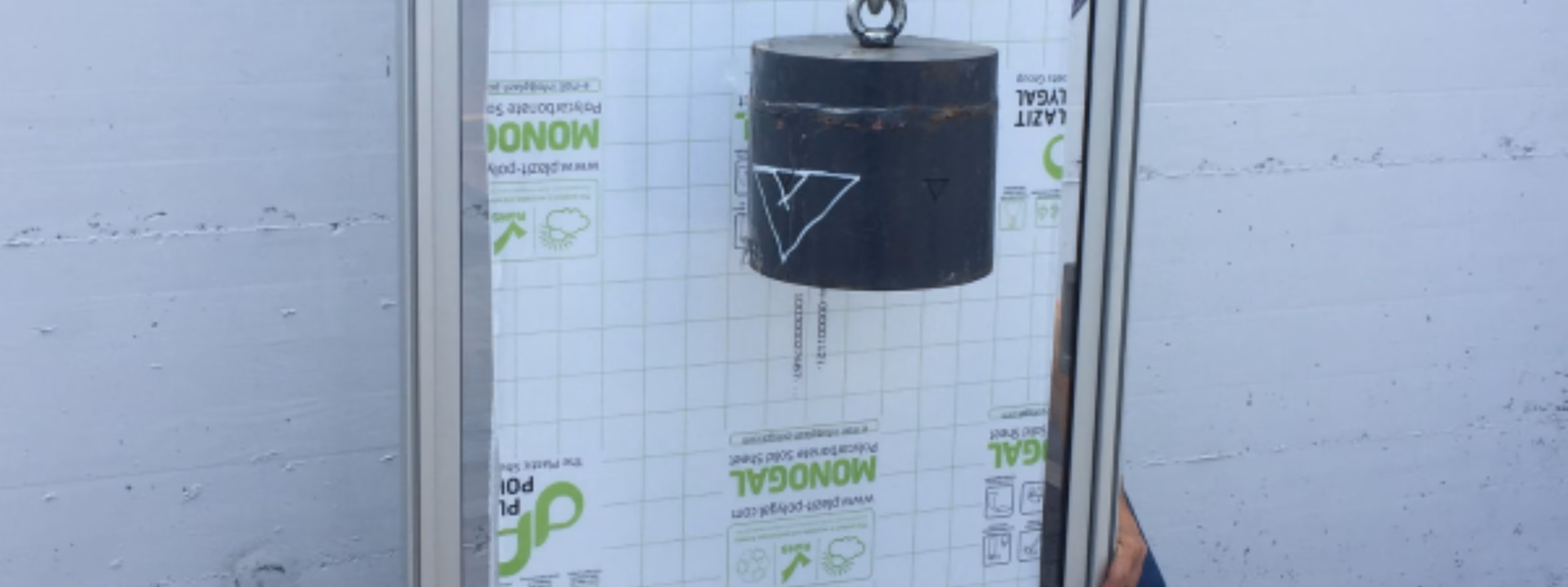 Auf einem speziell für Bauplatten entwickelten Prüfstand wird ein Gewicht aufgehängt, um deren strukturelles Verhalten zu beurteilen, ihre Tragfähigkeit zu prüfen, ihre Haltbarkeit zu bewerten und ihre Qualität in einer kontrollierten Laborumgebung sicherzustellen.