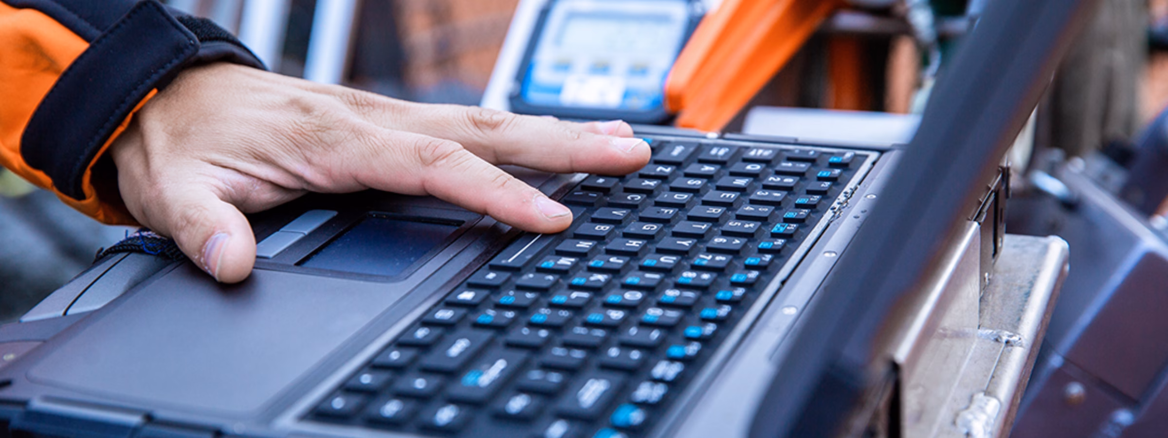 Un ordinateur portable est utilisé pour effectuer et consigner les opérations d'inspection technique sur site.