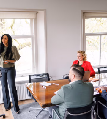 Teamoverleg in een kantoorruimte waarbij een presentatie over de WTTA wordt gegeven aan collega’s.
