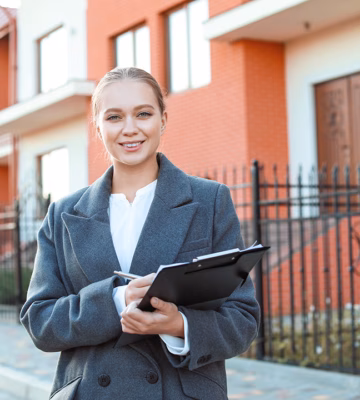 Personne munie d'une tablette pour les logements lors d'une inspection immobilière ou d'une consultation à domicile