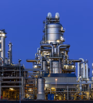 Installation pétrochimique comprenant des tours de distillation et des canalisations, dans laquelle des systèmes de détection de gaz sont utilisés à des fins de sécurité et de surveillance