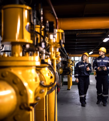 Periodieke SCIOS Scope 5A keuring van een biomassa-installatie door inspecteurs in een industriële technische ruimte.