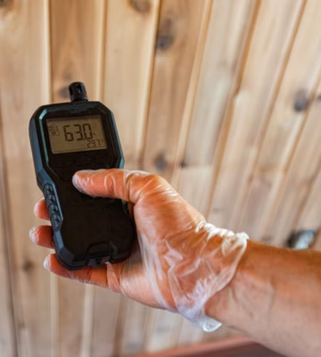 Appareil de mesure portable permettant d'effectuer des mesures de la qualité de l'air et de contrôler la température et l'humidité dans un espace intérieur.