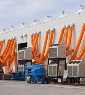 Installation de traitement de l'air à grande échelle avec conduits de ventilation, en vue d'une inspection de sécurité et d'une désinfection des centrales de traitement d'air.