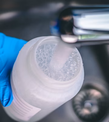 Un échantillon d'eau est prélevé en vue d'une analyse de la qualité de l'eau en laboratoire.